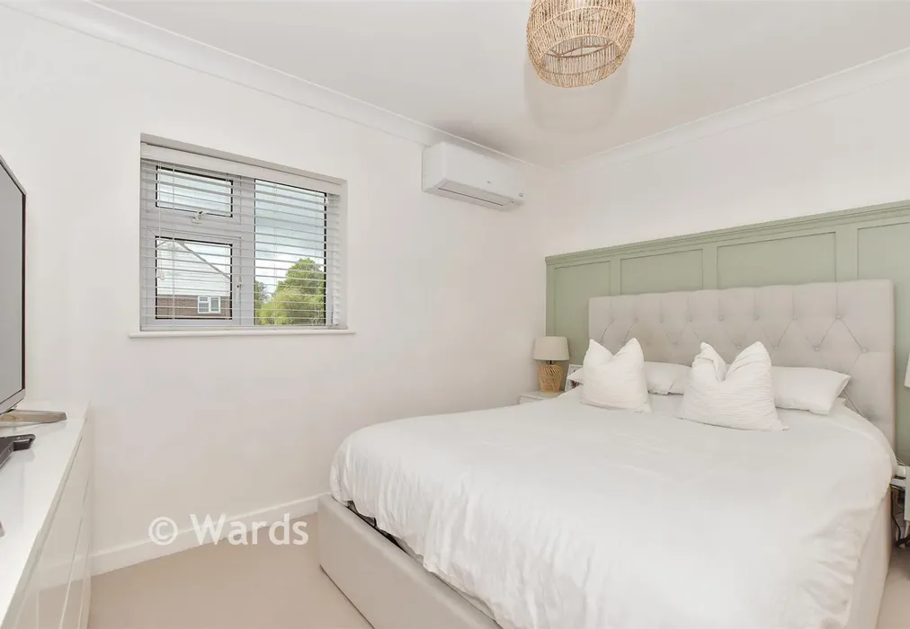 Bedroom 1 - Greenside, High Halden, Ashford, Kent - Wards of Kent