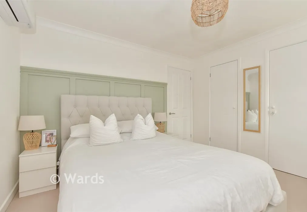 Bedroom 1 - Greenside, High Halden, Ashford, Kent - Wards of Kent