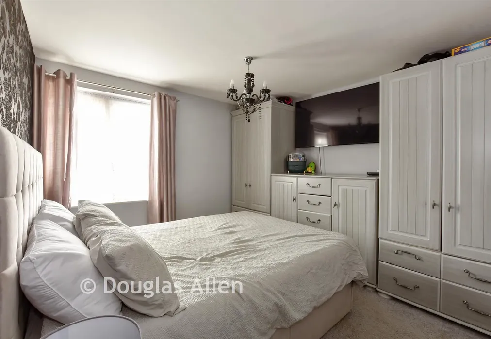 Bedroom 1 - Dordells, Basildon, Essex - Wards of Kent