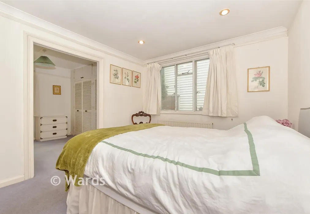 Bedroom 2 - West Cross, Tenterden, Kent - Wards of Kent