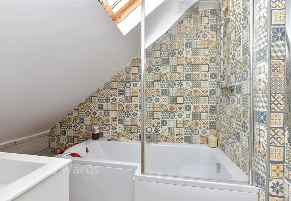 En-Suite Bathroom - Rainham Road, Chatham, Kent - Wards of Kent