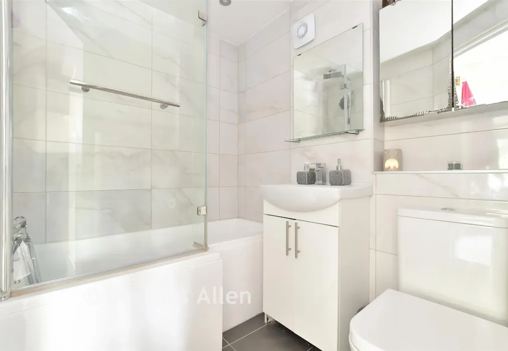 Bathroom - Frazer Close, Romford, Essex - Wards of Kent