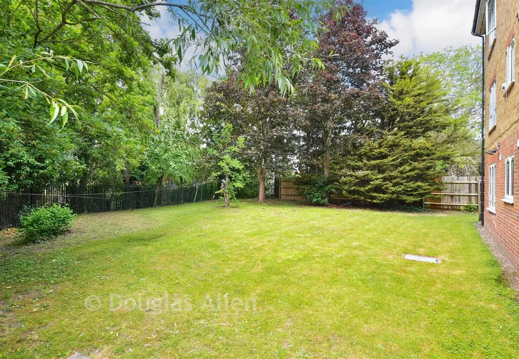 Communal Gardens - Frazer Close, Romford, Essex - Wards of Kent