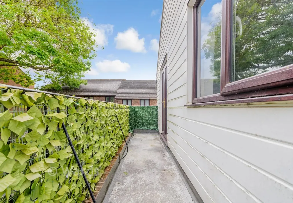 Balcony / Terrace - Brissenden Close, Upnor, Kent - Wards of Kent