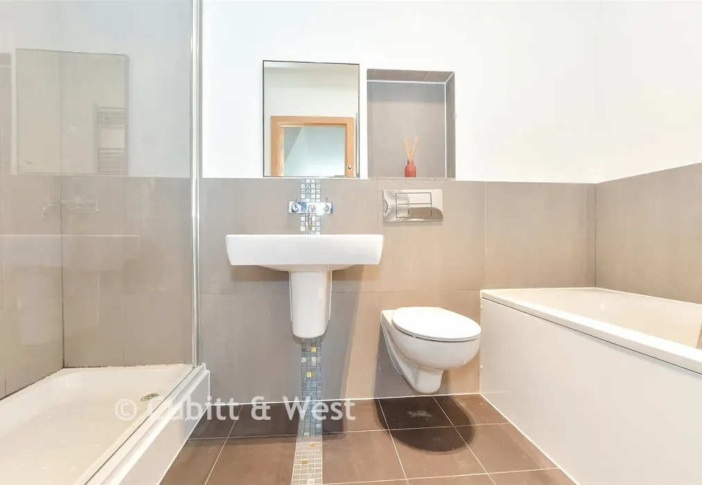 En-Suite Bathroom - Little Trodgers Lane, Mayfield, East Sussex - Wards of Kent