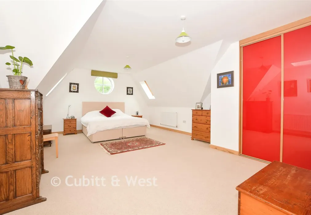 Bedroom 1 - Little Trodgers Lane, Mayfield, East Sussex - Wards of Kent