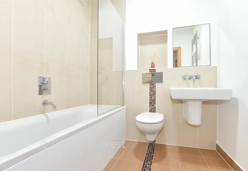 Bathroom - Little Trodgers Lane, Mayfield, East Sussex - Wards of Kent