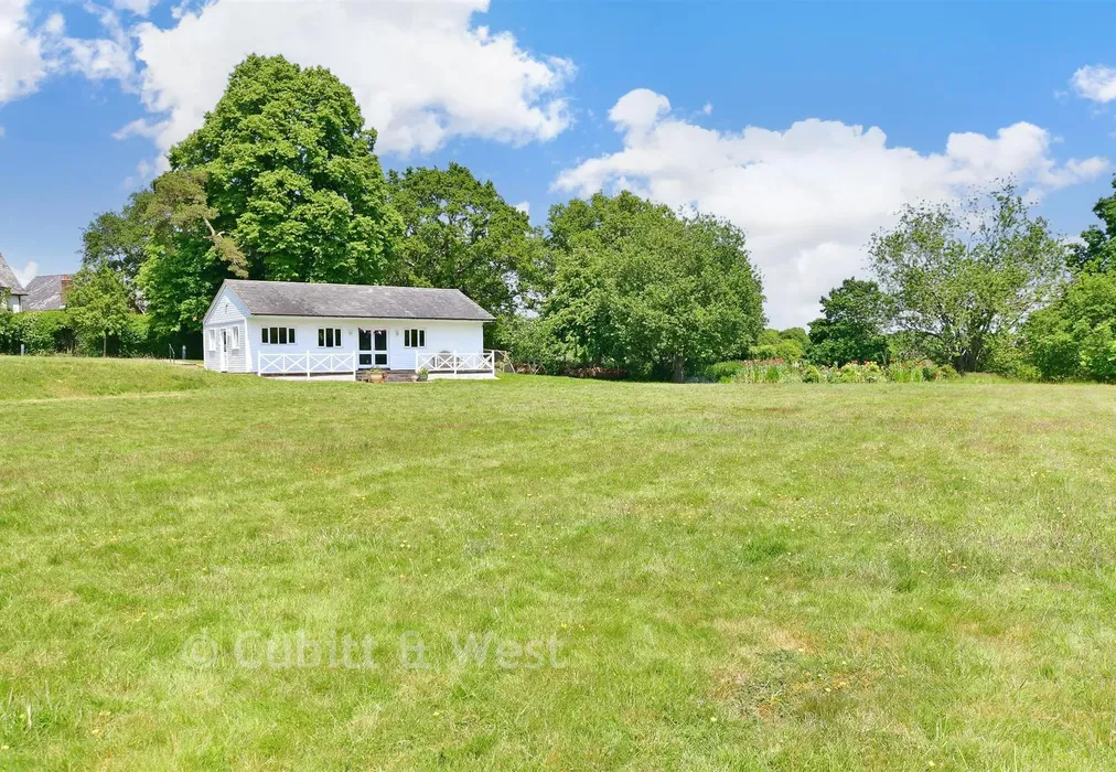 Communal Gardens - Little Trodgers Lane, Mayfield, East Sussex - Wards of Kent