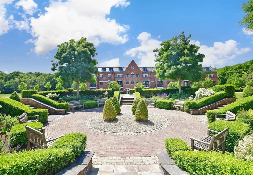 Communal Gardens - Little Trodgers Lane, Mayfield, East Sussex - Wards of Kent
