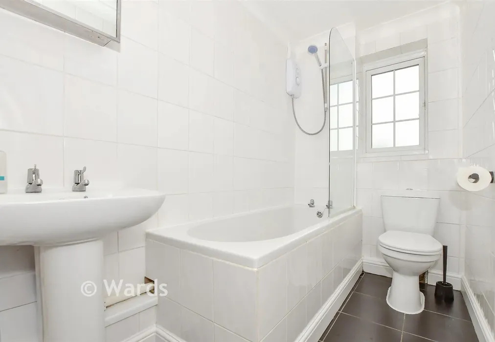 Bathroom - Baywell, Leybourne, Kent - Wards of Kent