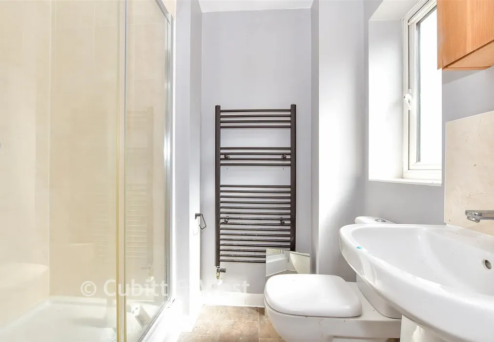 En-Suite - Whiteland Way, Clanfield, Hampshire - Wards of Kent