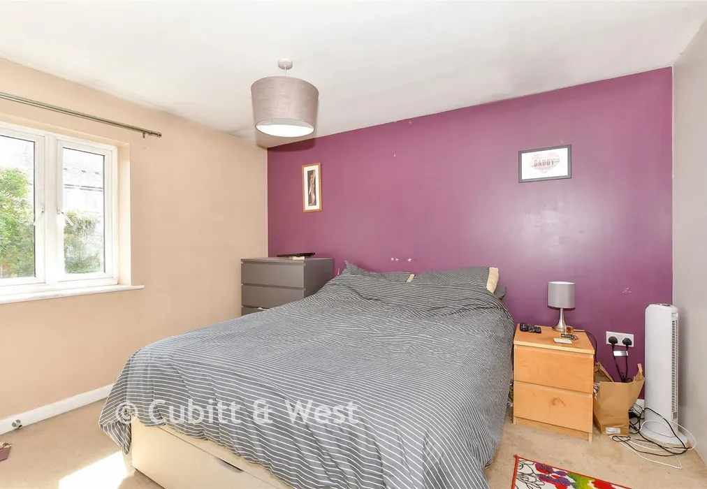 Bedroom 1 - Whiteland Way, Clanfield, Hampshire - Wards of Kent