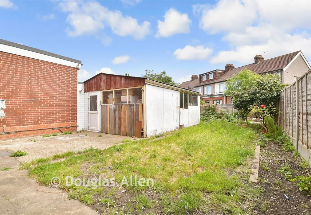 Rear Garden - Chadwell Heath Lane, Romford, Essex - Wards of Kent