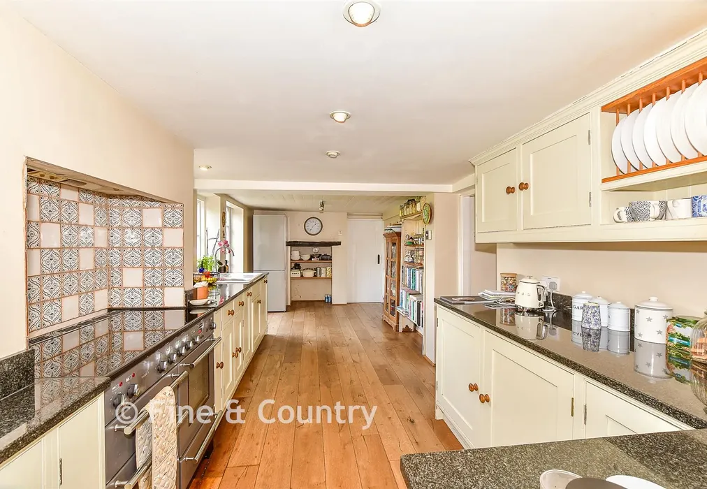 Kitchen - Old Forge Lane, Horney Common, Uckfield, East Sussex - Wards of Kent