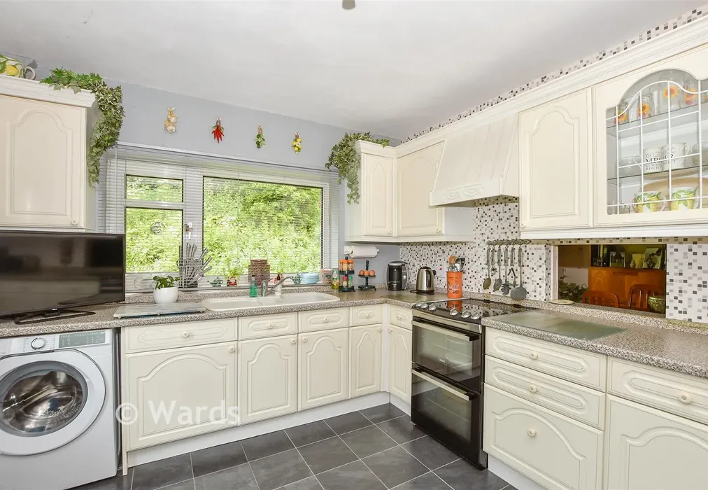 Kitchen - Gilletts Lane, East Malling, Kent - Wards of Kent
