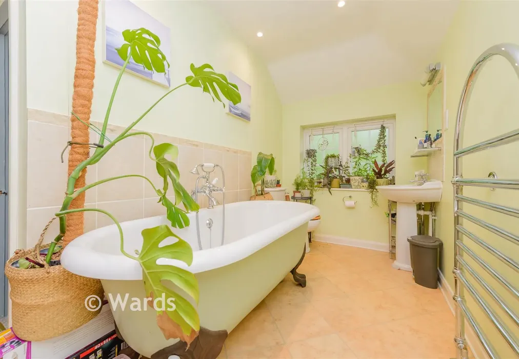 Bathroom - Cockerhurst Road, Shoreham, Kent - Wards of Kent