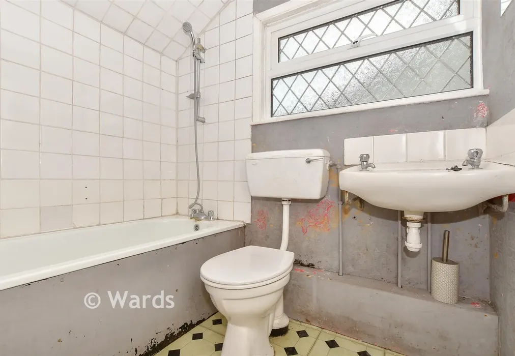 Bathroom - Whitfeld Road, Ashford, Kent - Wards of Kent