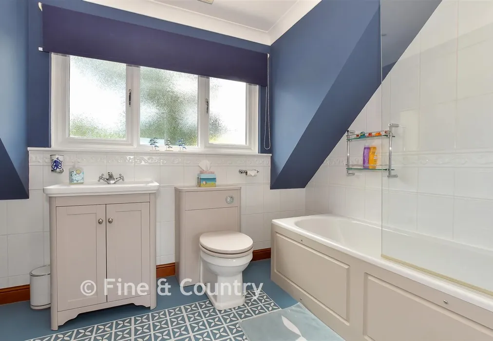 En-Suite Bathroom - Egypt Copse, Cowes, Isle of Wight - Wards of Kent