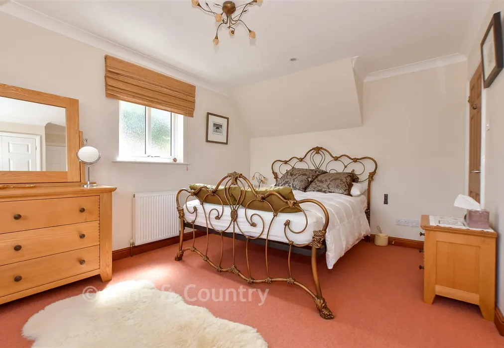 Bedroom 1 - Egypt Copse, Cowes, Isle of Wight - Wards of Kent