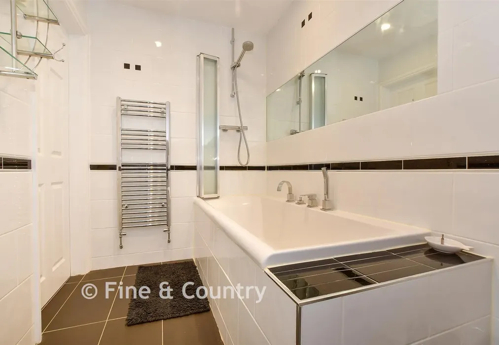 En-Suite Bathroom - Egypt Copse, Cowes, Isle of Wight - Wards of Kent