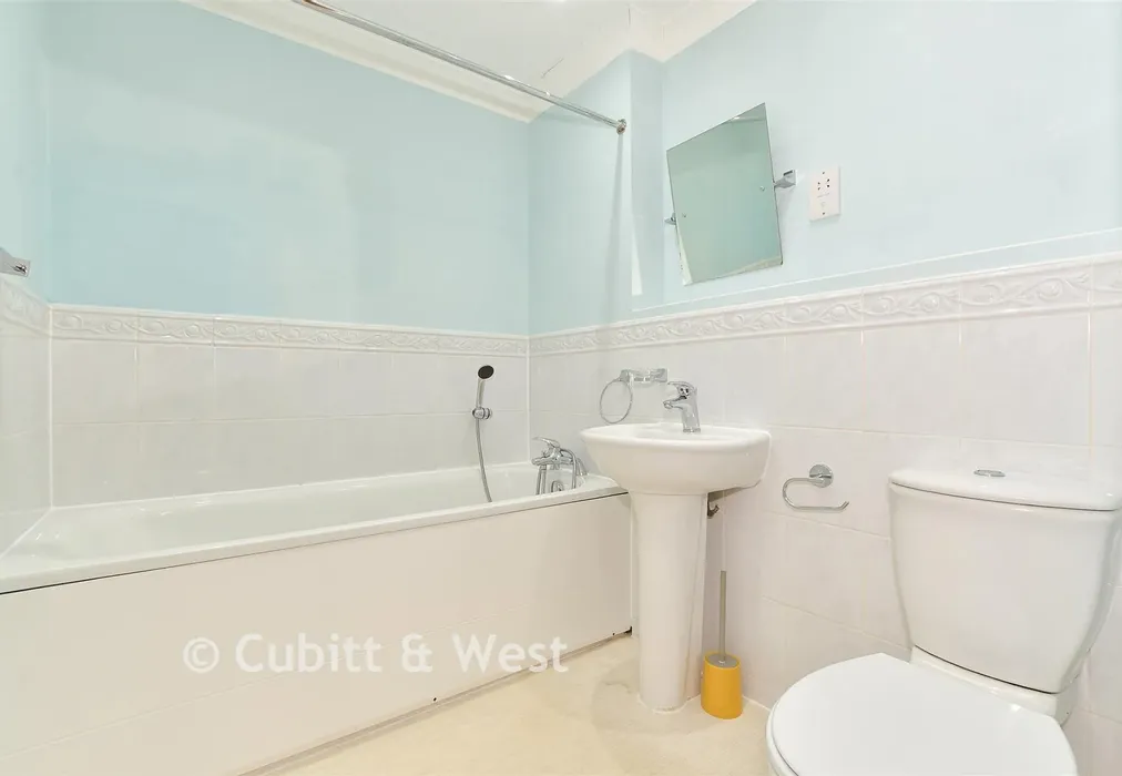 Bathroom - Lumley Road, Horley, Surrey - Wards of Kent