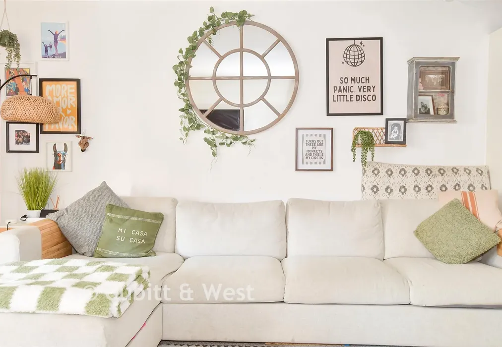Internal Lifestyle Photograph - Bedivere Road, Crawley, West Sussex - Wards of Kent