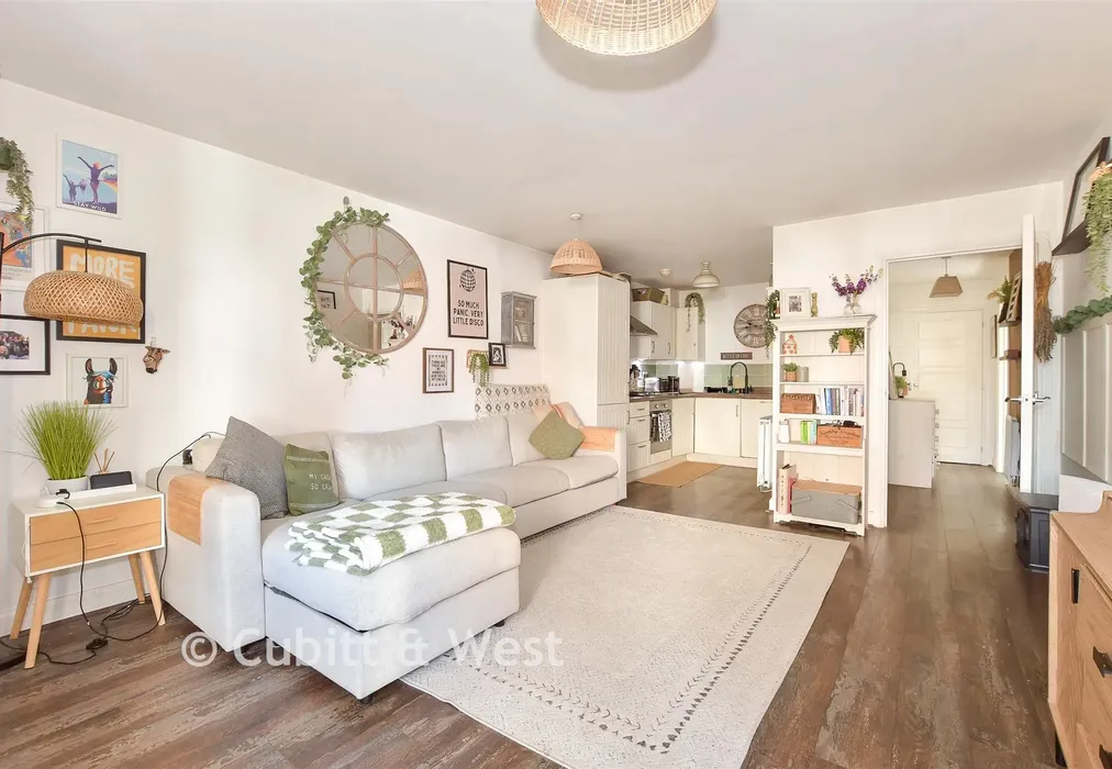 Lounge/Diner - Bedivere Road, Crawley, West Sussex - Wards of Kent