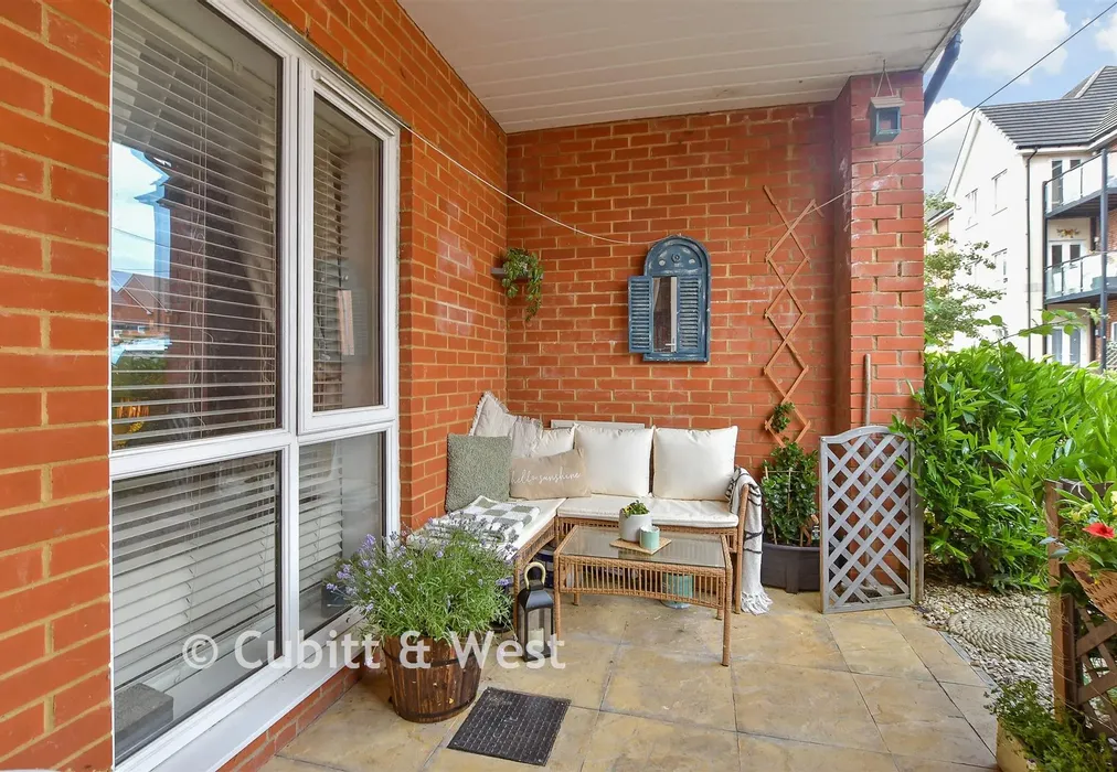 Balcony / Terrace - Bedivere Road, Crawley, West Sussex - Wards of Kent