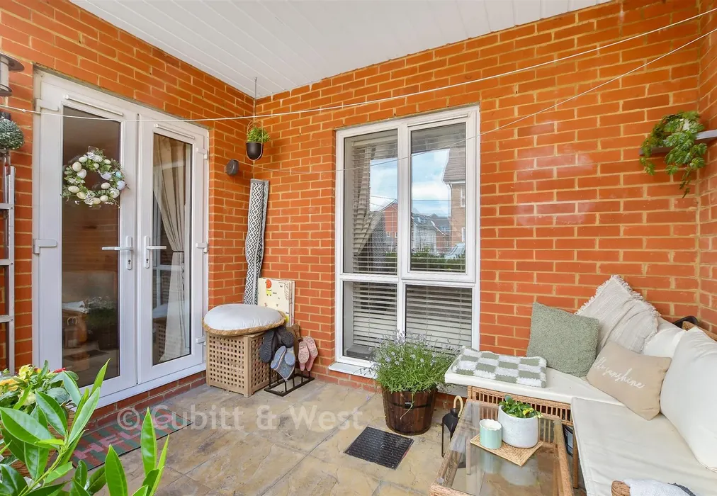 Balcony / Terrace - Bedivere Road, Crawley, West Sussex - Wards of Kent
