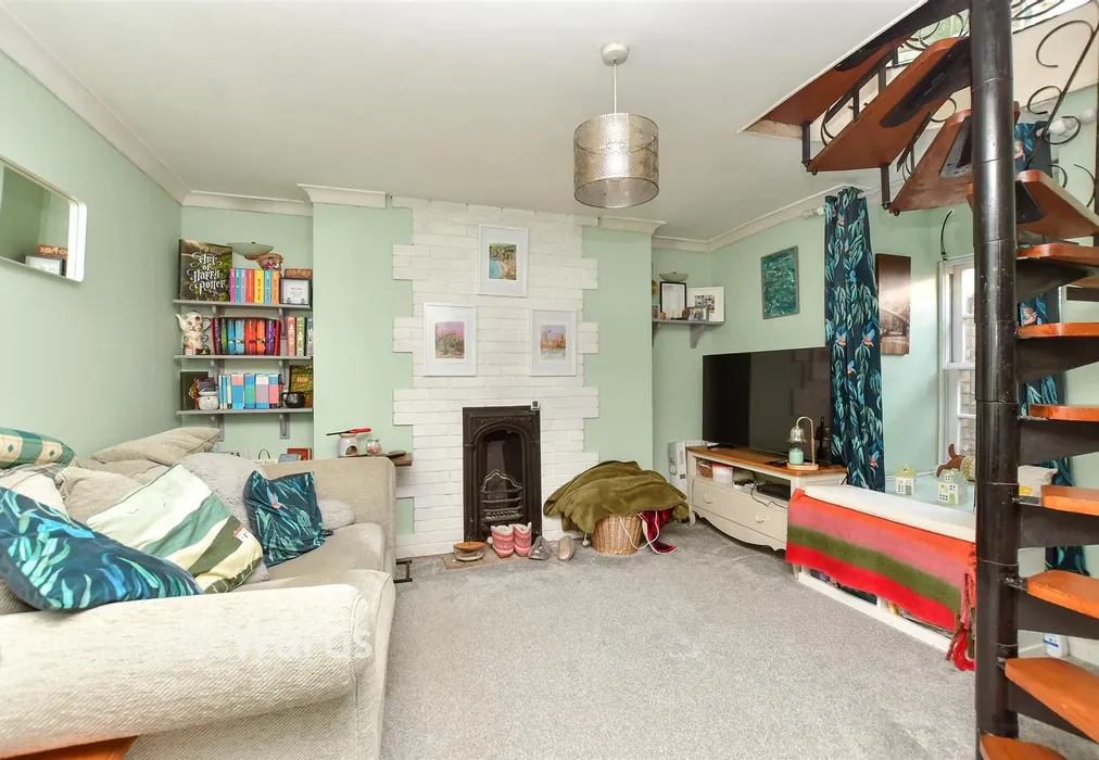 Lounge - South Road, Faversham, Kent - Wards of Kent
