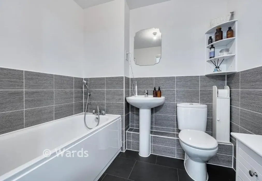 Bathroom. - Wills Crescent, West Malling, Kent - Wards of Kent