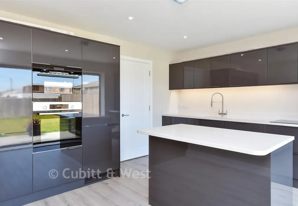 Kitchen - Slindon Avenue, Peacehaven, East Sussex - Wards of Kent