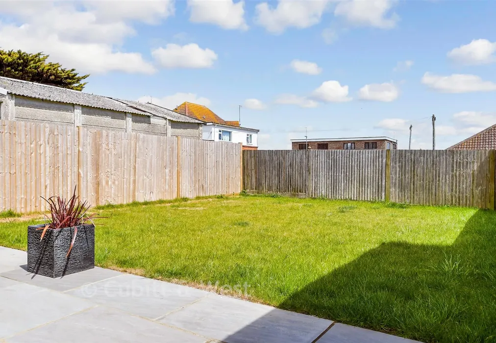 Rear Garden - Slindon Avenue, Peacehaven, East Sussex - Wards of Kent