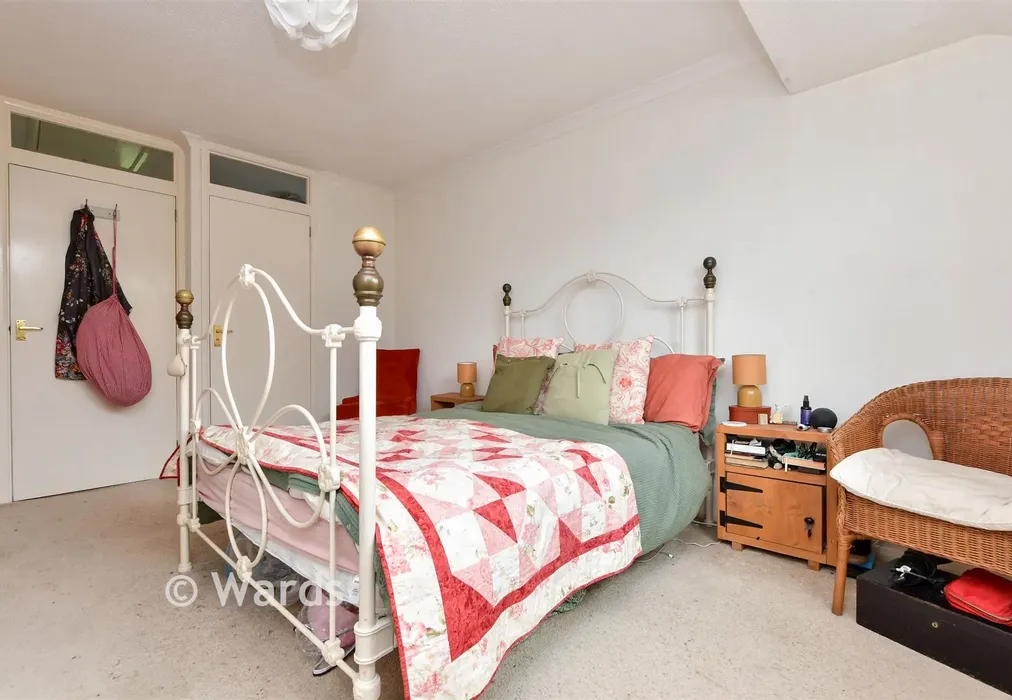 Bedroom 1 - Hunting Gate, Birchington, Kent - Wards of Kent