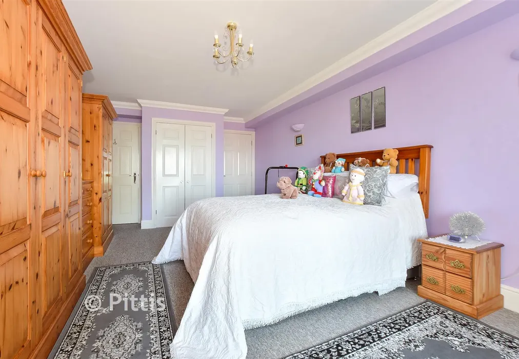 Bedroom 1 - Church Hill, Totland Bay, Isle of Wight - Wards of Kent