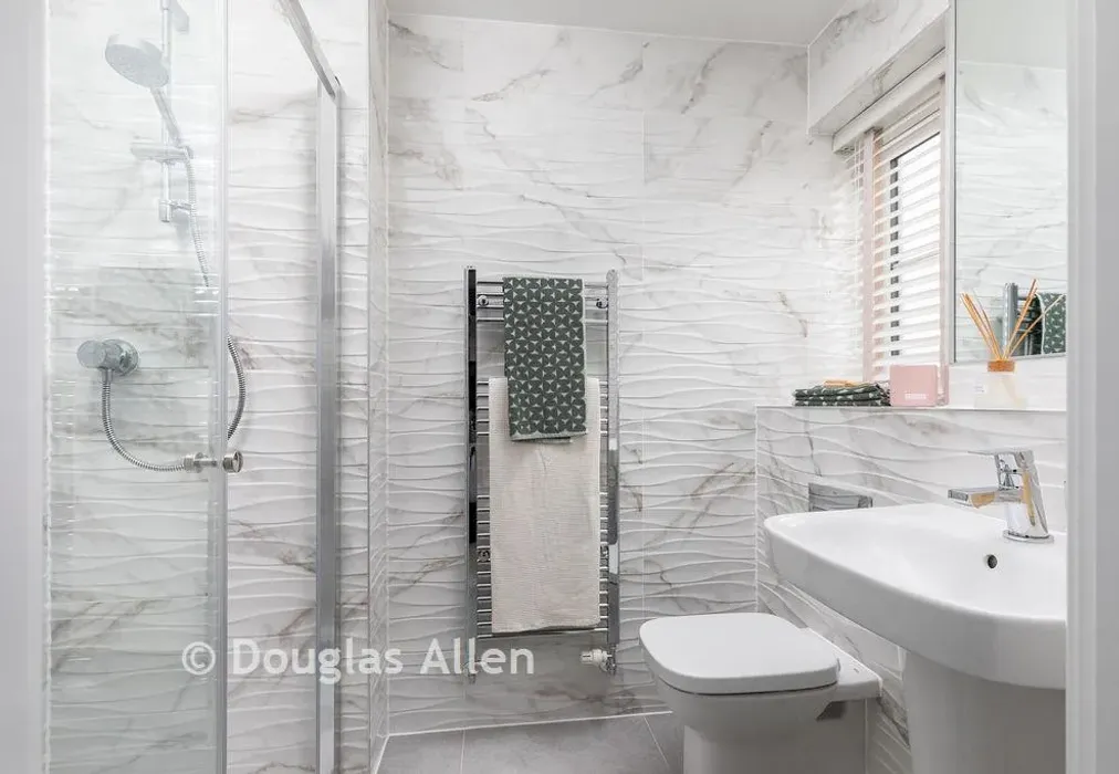 En-Suite - High Road, Bellway +, Maple Creek, Essex - Wards of Kent