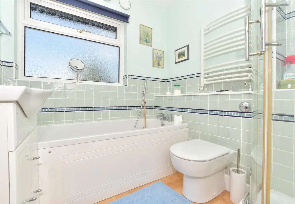 Bathroom - Cherry Orchard, Tenterden, Kent - Wards of Kent