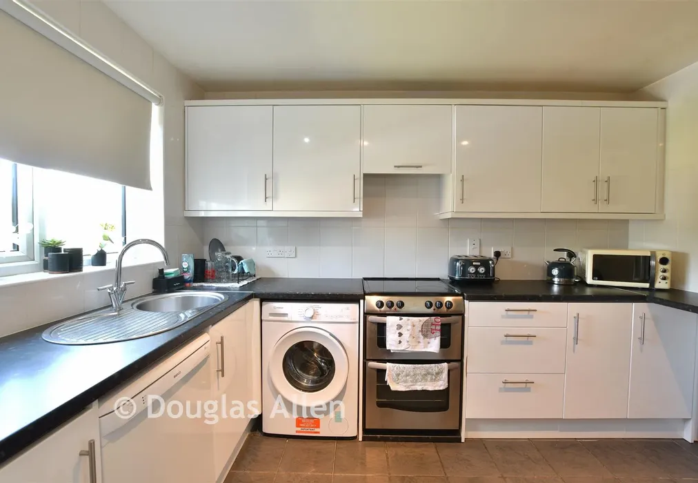 Kitchen - Victor Approach, Hornchurch, Essex - Wards of Kent
