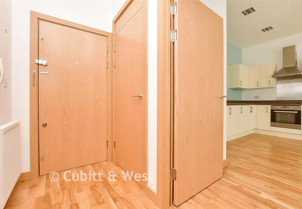 Entrance Hall - Manor Road, Wallington, Surrey - Wards of Kent