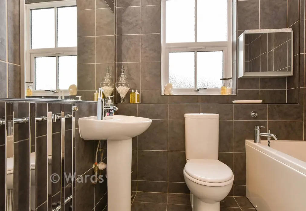 Bathroom - Frobisher Way, Greenhithe, Kent - Wards of Kent
