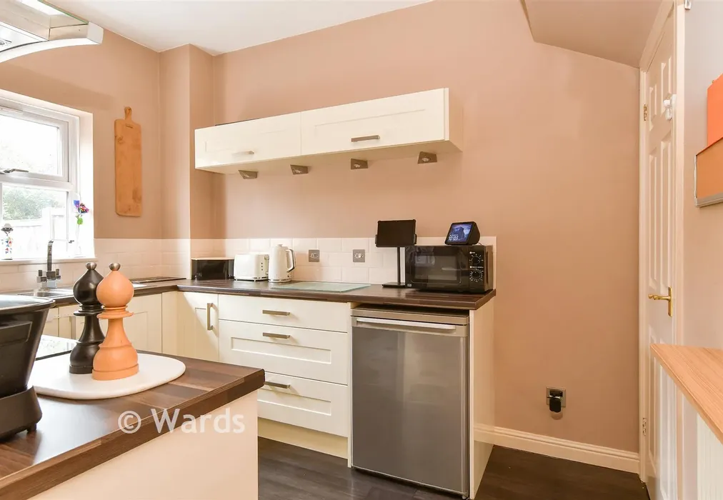 Kitchen - Frobisher Way, Greenhithe, Kent - Wards of Kent