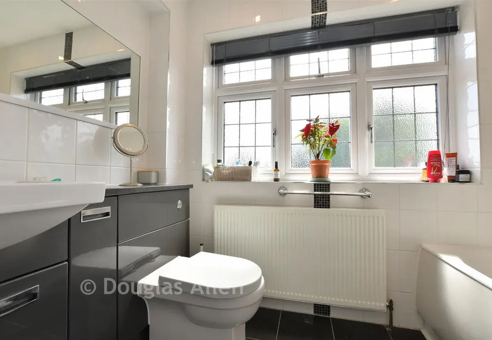 Bathroom - Oreston Road, Rainham, Essex - Wards of Kent