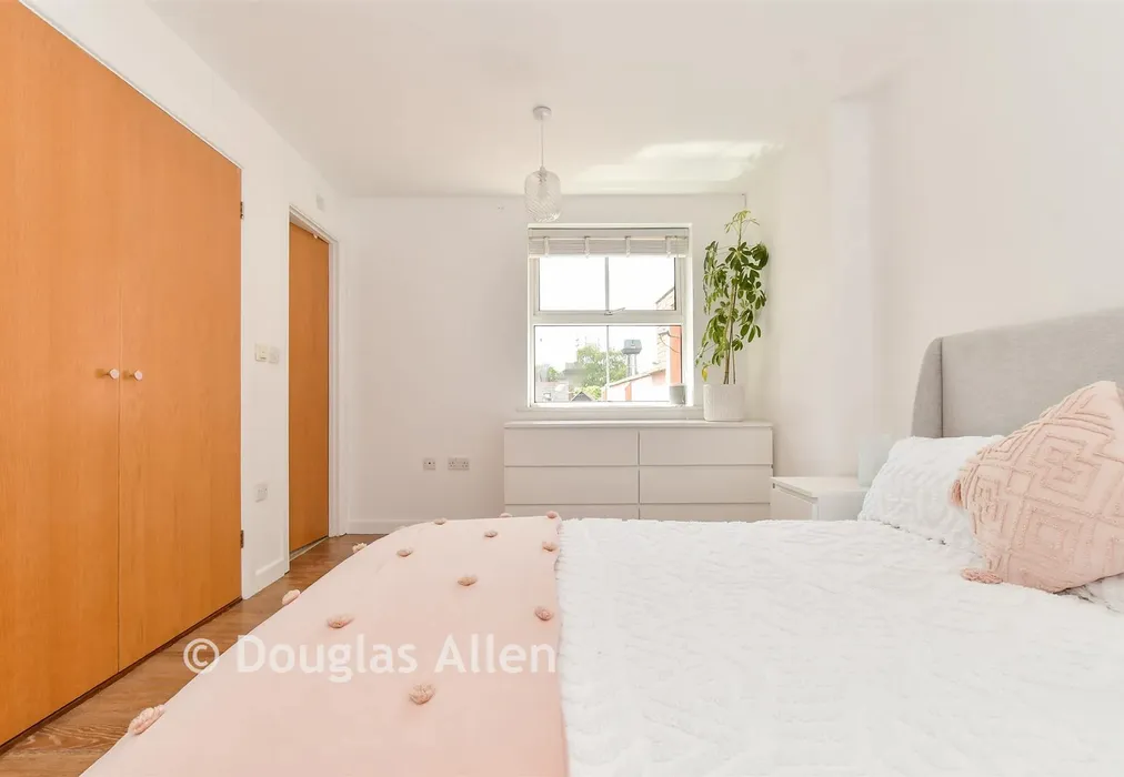 Bedroom 1 - Hemnall Street, Epping, Essex - Wards of Kent