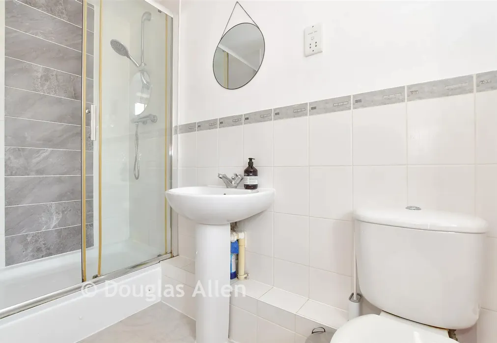 En-Suite - Hemnall Street, Epping, Essex - Wards of Kent