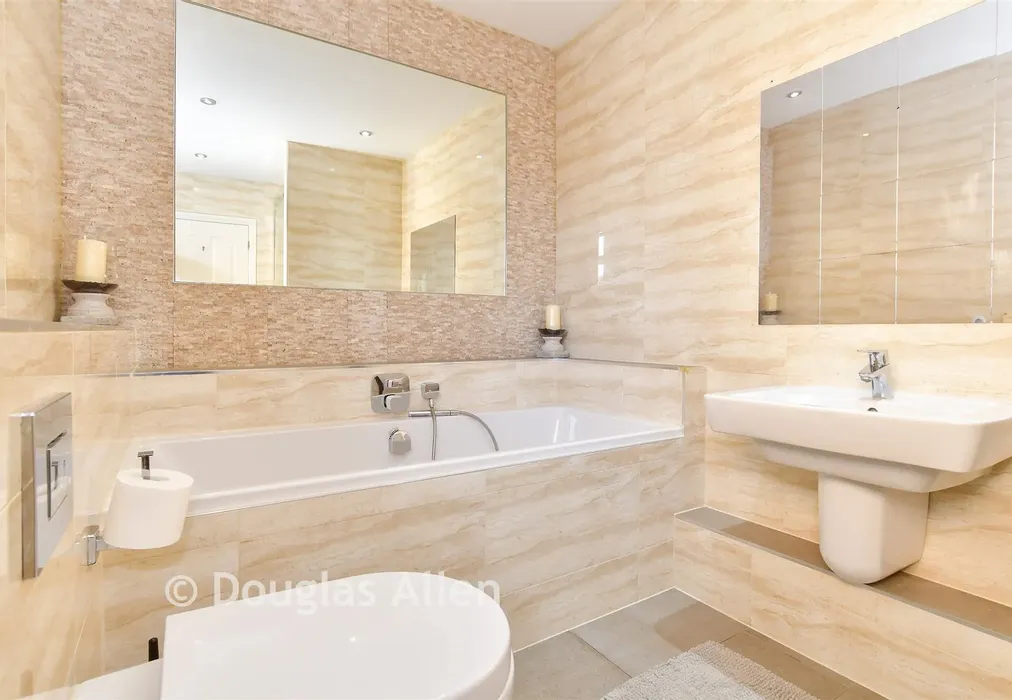 Bathroom - Townmead Road, Waltham Abbey, Essex - Wards of Kent