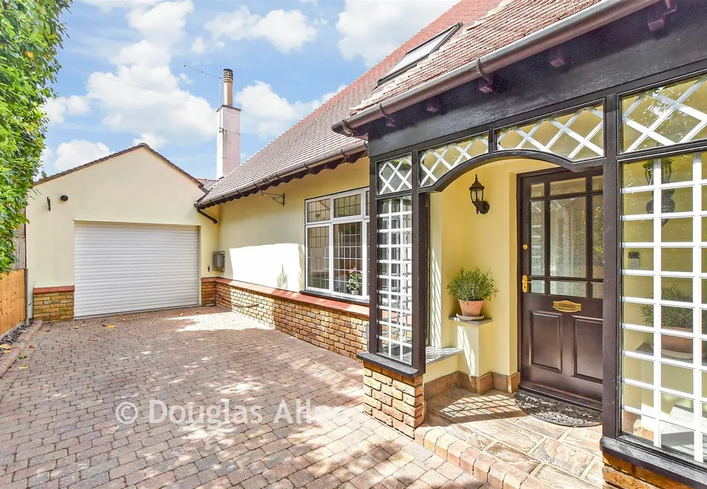Garage - Townmead Road, Waltham Abbey, Essex - Wards of Kent