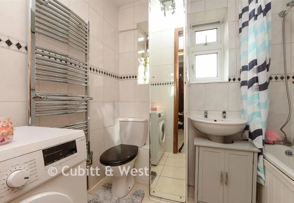 Bathroom - Radstock Way, Merstham, Surrey - Wards of Kent