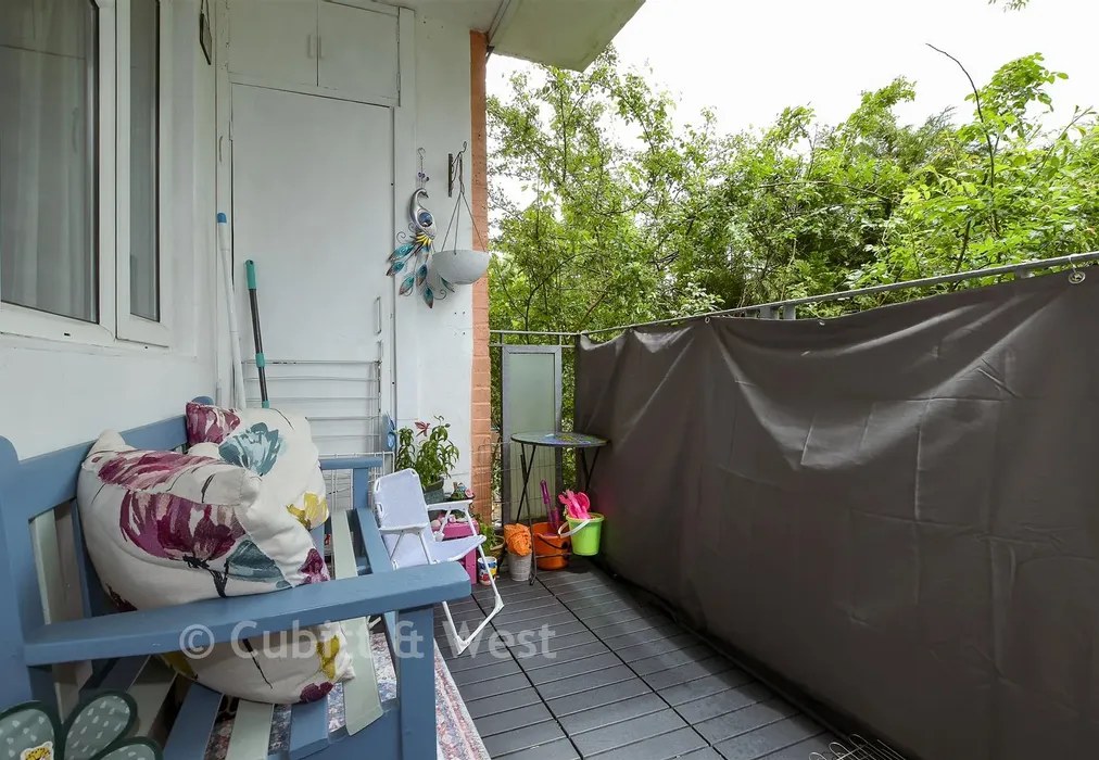 Balcony - Radstock Way, Merstham, Surrey - Wards of Kent