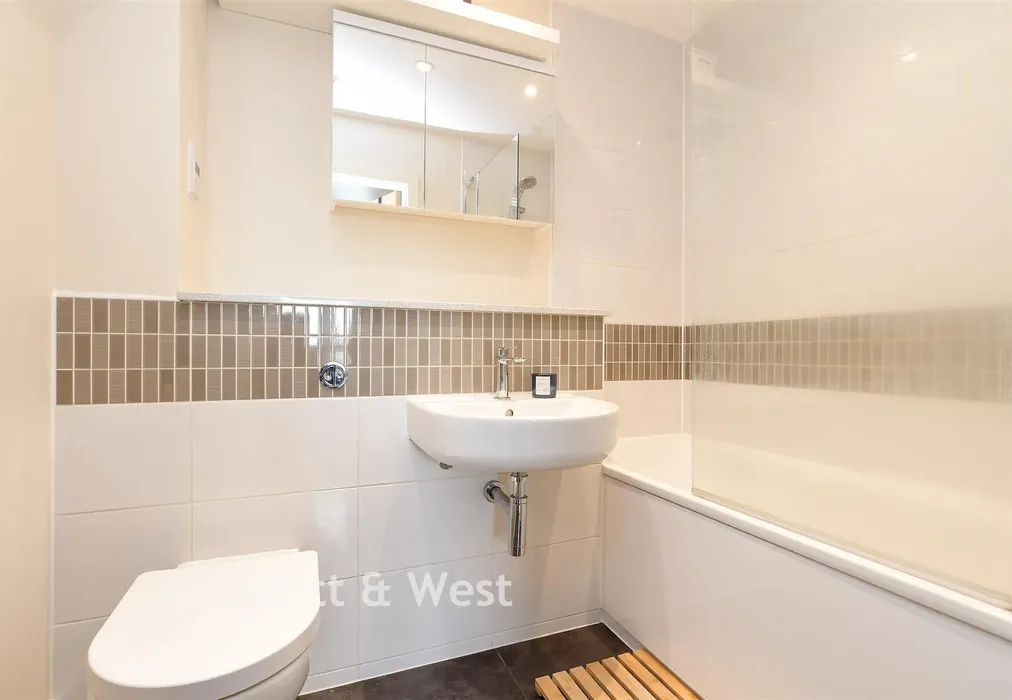 Bathroom - Canalside, Redhill, Surrey - Wards of Kent