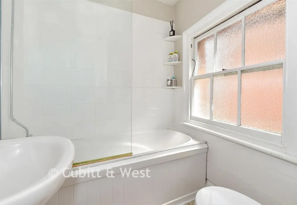 Bathroom - Church Street, Dorking, Surrey - Wards of Kent